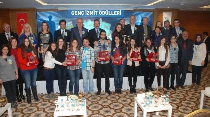 İzmitli Gen&ccedil;ler &Ouml;d&uuml;llendirildi