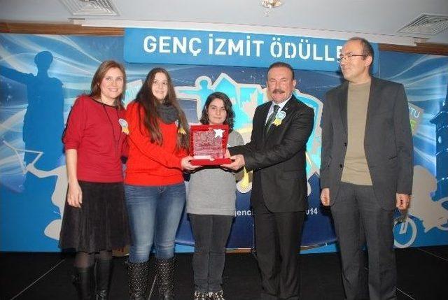 İzmitli Gen&ccedil;ler &Ouml;d&uuml;llendirildi 1