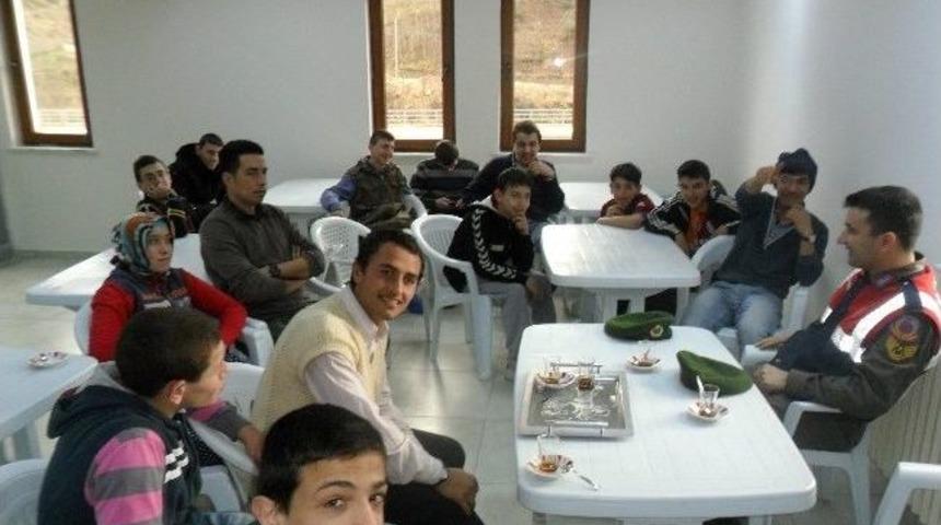 Jandarmadan &Ouml;ğrencilere Hem Ziyaret Hem Trafik Eğitimi