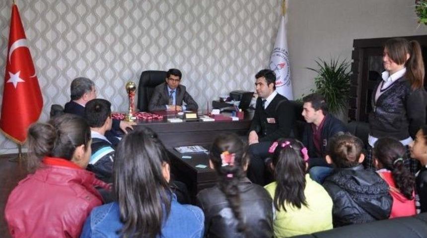 İl Birincisi Kızlardan Milli Eğitim M&uuml;d&uuml;r&uuml;ne Ziyaret