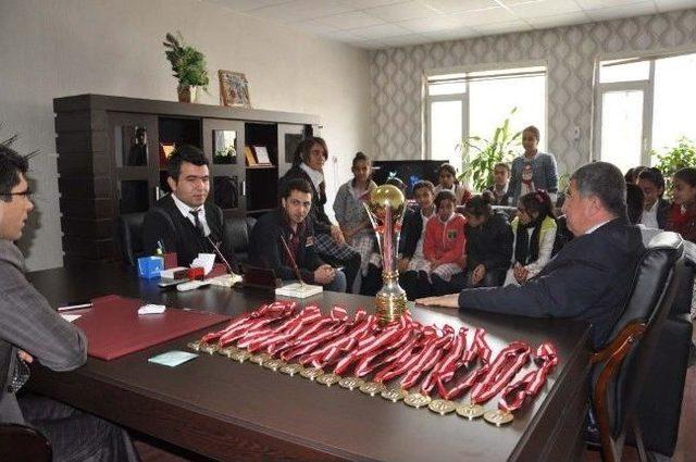 İl Birincisi Kızlardan Milli Eğitim Müdürüne Ziyaret