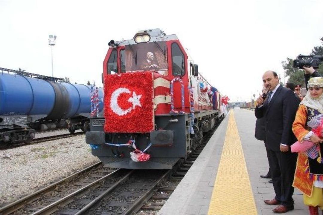 Atat&uuml;rk&rsquo;&uuml;n Mersin&rsquo;e Gelişi T&ouml;renlerle Kutlandı