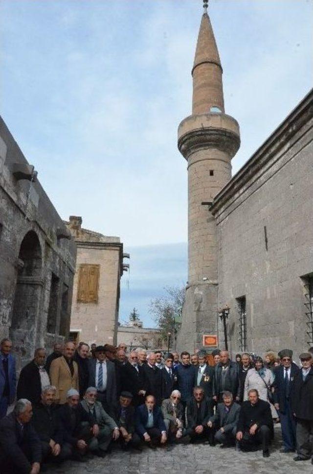 “asırlık Sokakta Asırlık İnsanlar”