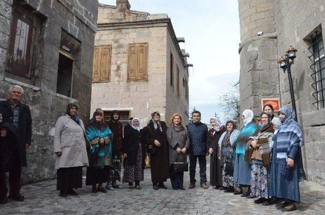 “asırlık Sokakta Asırlık İnsanlar”