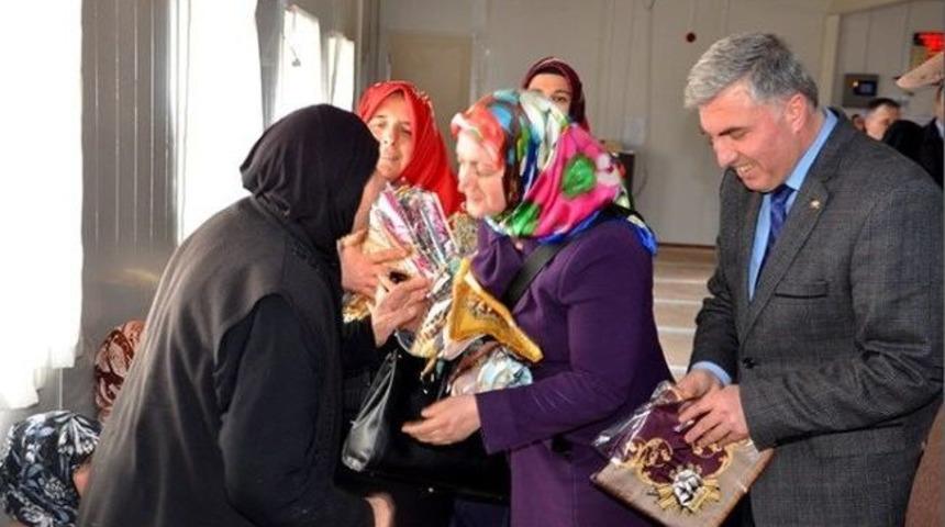 Suriyeli Kadınlara Baş&ouml;rt&uuml;s&uuml; Dağıtıldı