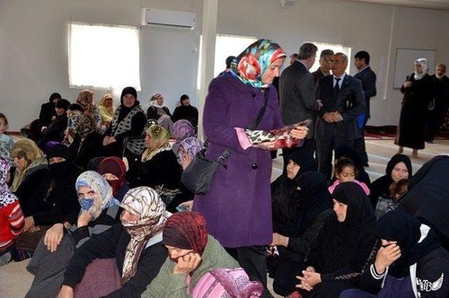 Suriyeli Kadınlara Baş&ouml;rt&uuml;s&uuml; Dağıtıldı 1