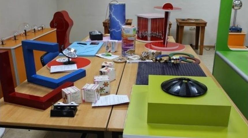 Bilimsel Deney Sergi Malzemelerinin Kurulumu Tamam