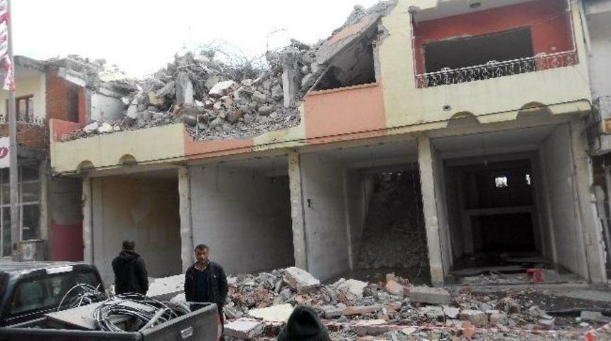 Depremde Ağır Hasar G&ouml;ren Binada Yıkım &Ccedil;alışması