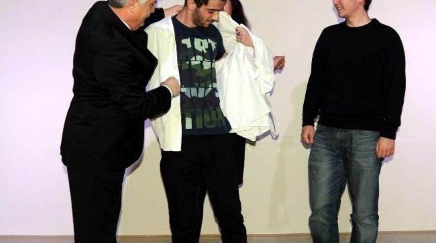 Tıp Fak&uuml;ltesi &Ouml;ğrencileri 14 Mart Tıp Bayramında Beyaz &Ouml;nl&uuml;k Giydi