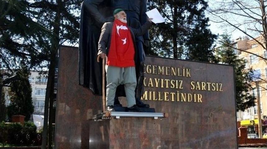Atat&uuml;rk Heykeline &Ccedil;ıkan Yaşlı Adam Bankayı Şikayet Etti