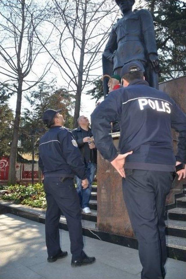 Atat&uuml;rk Heykeline &Ccedil;ıkan Yaşlı Adam Bankayı Şikayet Etti 1