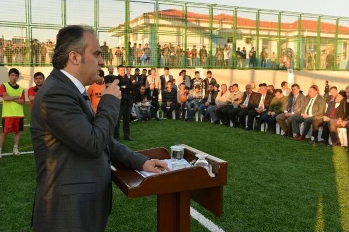 Huzur Mahallesi'ne Futbol Sahası Ve Lokal Binası