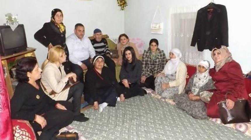 Ak Partili Kadınlar Tsd İle Ortaklaşa Engellilere Tekerlekli Sandalye Hediye Etti