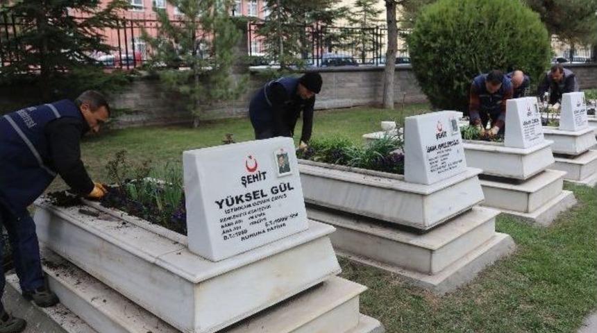 Şehitlikler &Ccedil;i&ccedil;eklerle Donatılıyor