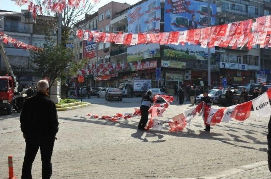 Ak&ccedil;akoca'da Siyasi Partilerin Bayrak Krizi Sona Erdi