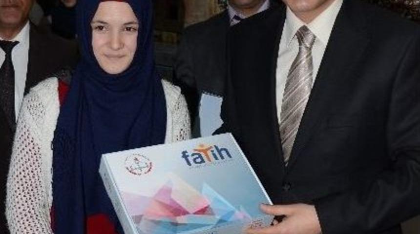 Elbistan&rsquo;da &Ouml;ğrenciler Tabletlerini Aldı