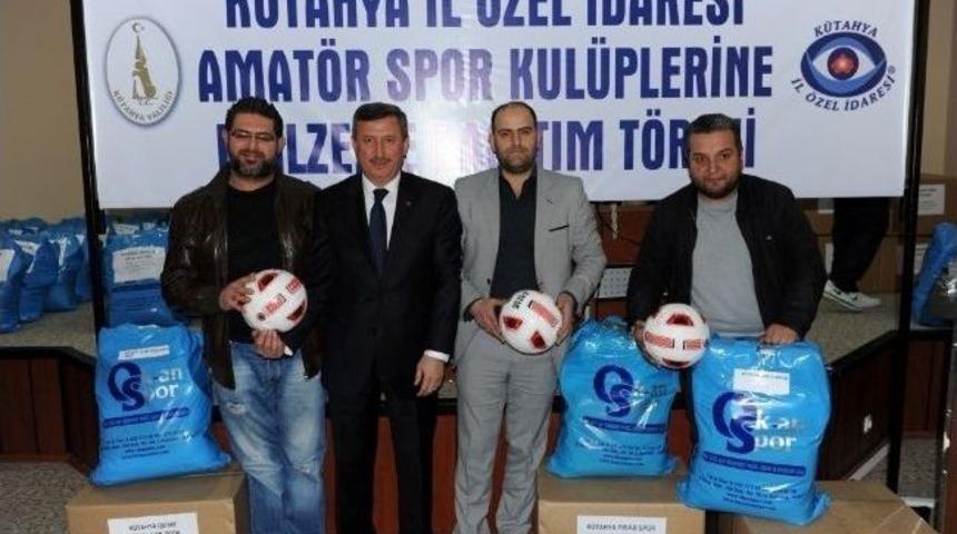 K&uuml;tahya'da Amat&ouml;r Spor Kul&uuml;plerine Malzeme Yardımı
