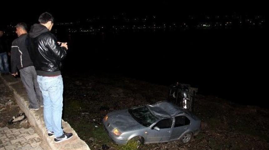 Adana&rsquo;da Kaza Yapan 2 Otomobil Takla Atarak Nehir Kıyısına U&ccedil;tu: 5 Yaralı