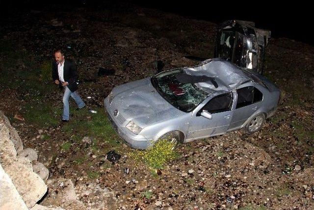 Adana’da Kaza Yapan 2 Otomobil Takla Atarak Nehir Kıyısına Uçtu: 5 Yaralı