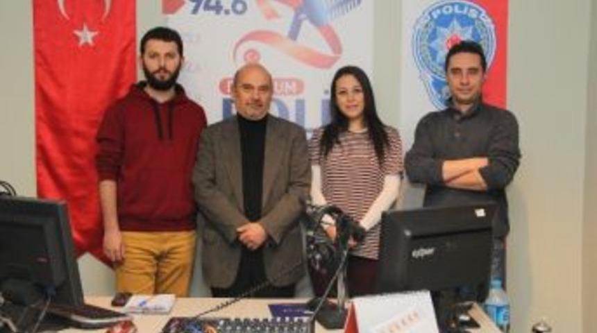 Erzurum Polis Radyosunun Konukları &ldquo;karag&ouml;z&uuml;n Kafesi&rdquo; İsimli Oyuna Hazırlanan Tiyatro Sanat&ccedil;ıları Oldu