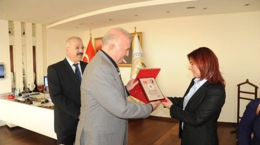 Polis Emeklilerinden Başkan &Ccedil;er&ccedil;ioğlu&rsquo;na Plaket