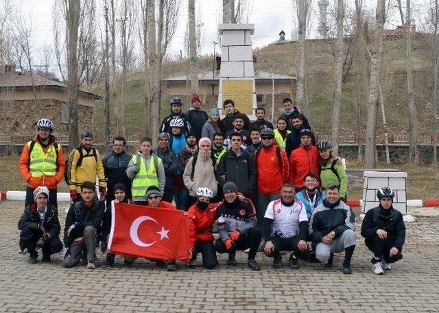 Erzurum Dağ Bisikleti Grubu Aziziye - Alaca Köy Şehitliği’ne Bisiklet Turu Düzenledi