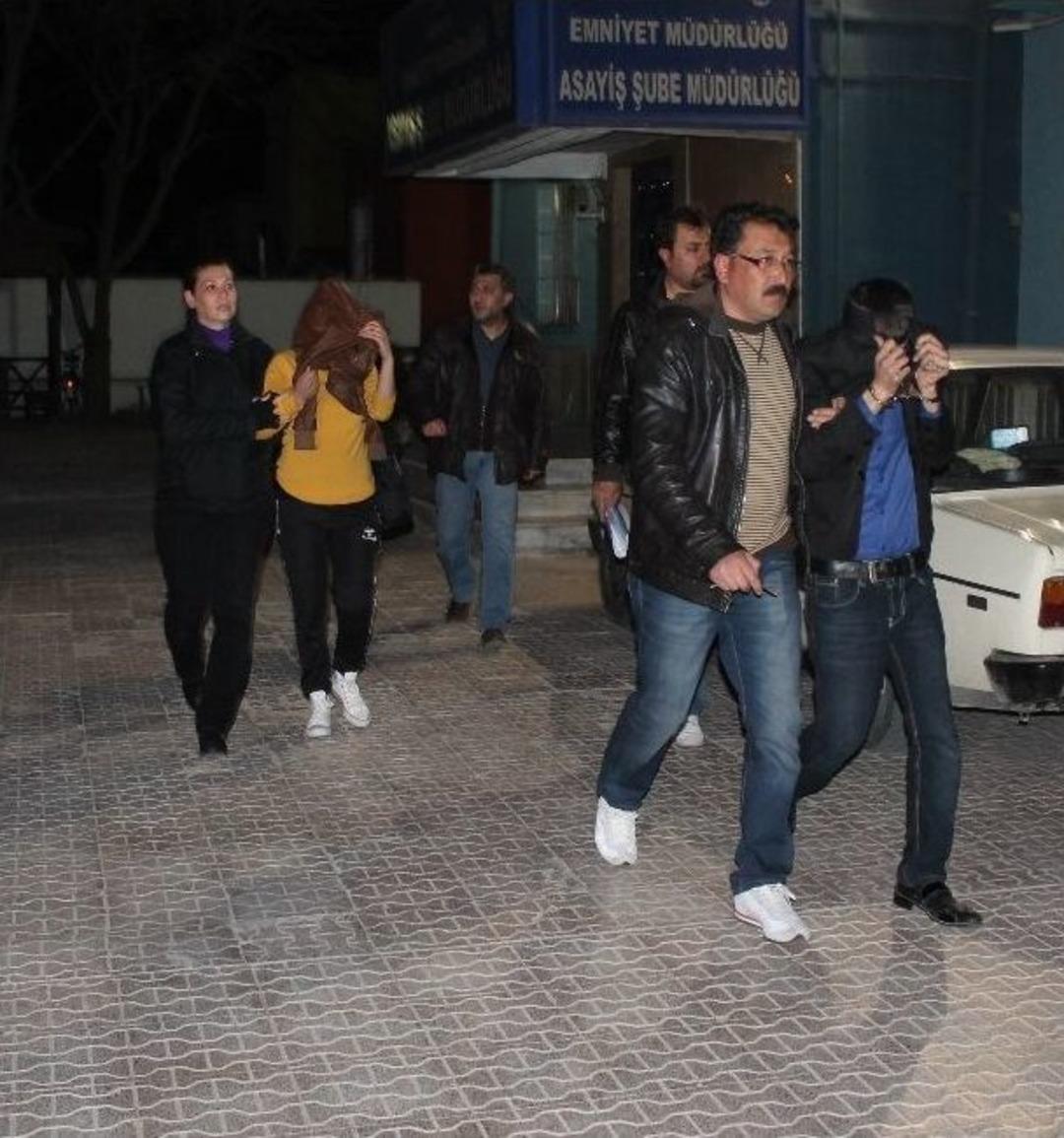 Polisler Tanıyor Diye İl&ccedil;ede Hırsızlık Yapmışlar