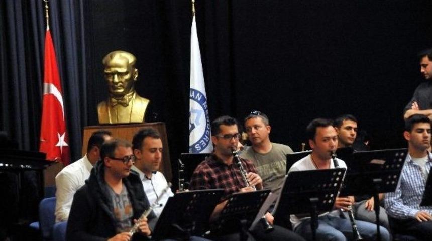 Ad&uuml; Gen&ccedil;lik Korosu İlk Konserini Veriyor&rlm;