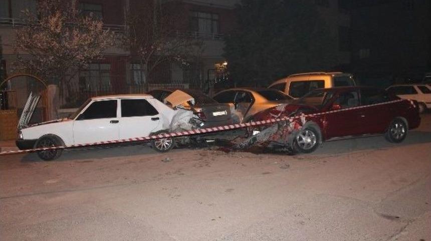 Park Halindeki 4 Otomobile &Ccedil;arparak Durabildi