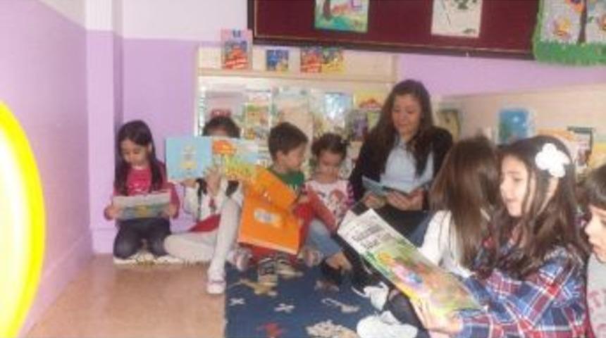 Yenikent'de &Ouml;ğrencilere Kitap Tırtılı Modeli