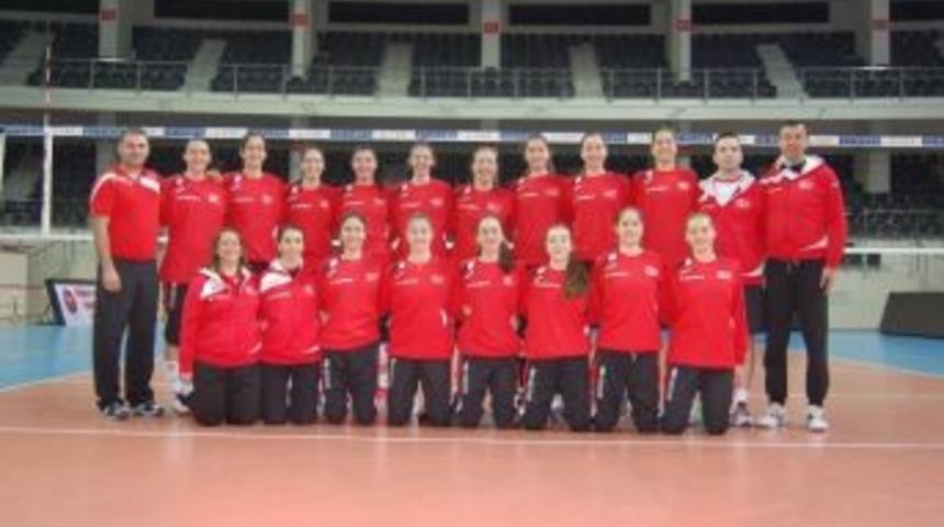 Gen&ccedil; Voleybolcular Kampa Girdi