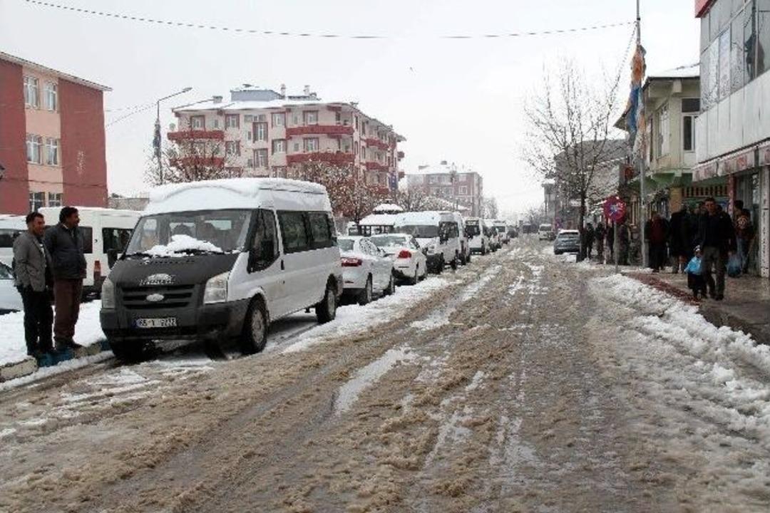 Mart Kapıdan Baktırdı