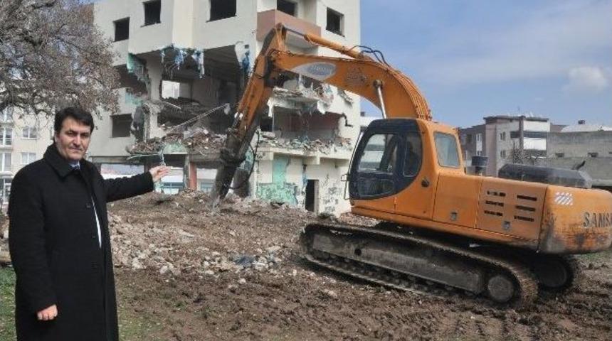 Osmangazi Belediyesi Yıkarak Ulaşıma Nefes Aldırıyor