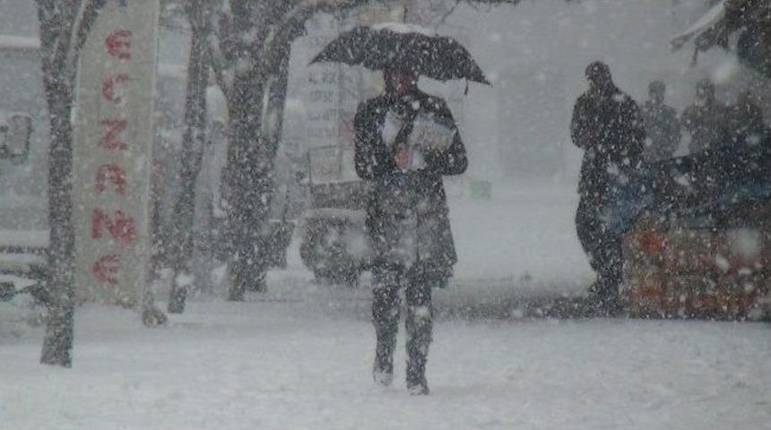 Tatvan&rsquo;da Mart Kapıdan Baktırdı