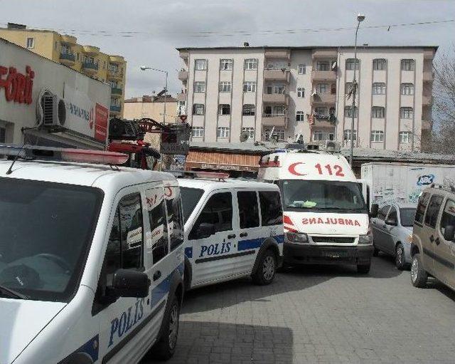 Benzin Döküp Kendini Yakmak İstedi 2