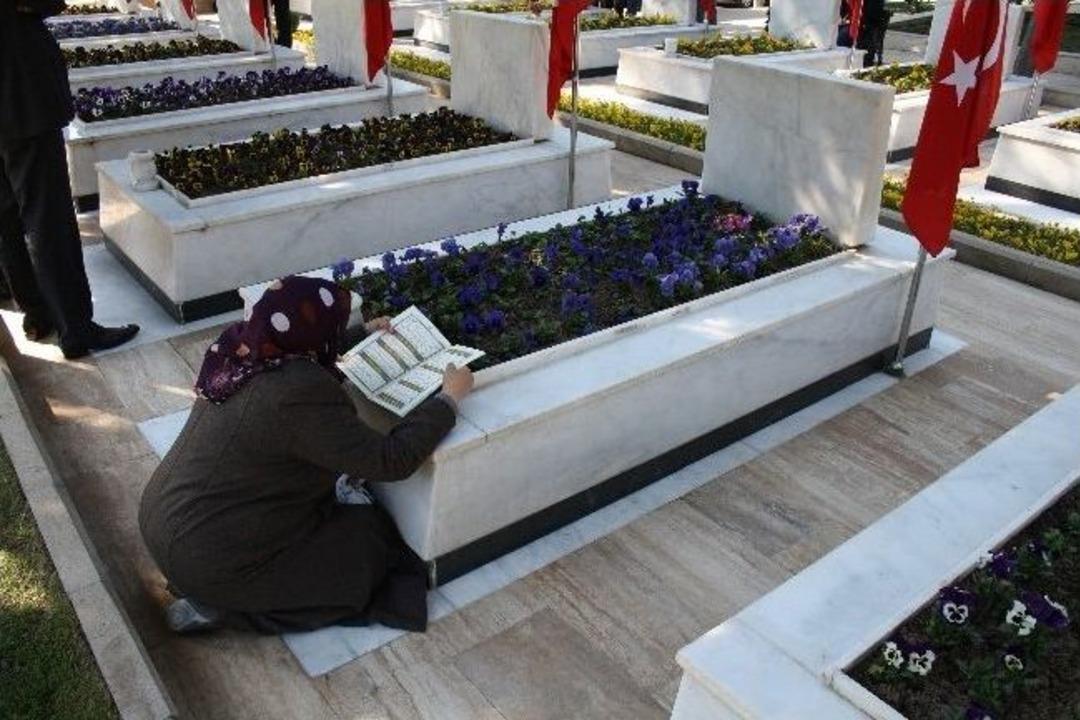 Ekonomi Bakanı Zeybekci, Şehitlerin Kabirlerini Ziyaret Etti