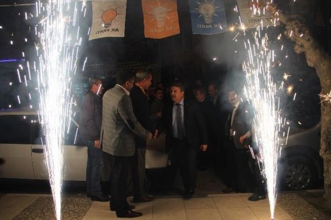 &Ccedil;er&ccedil;i'nin Mahalle Ziyareti Şova D&ouml;n&uuml;şt&uuml;