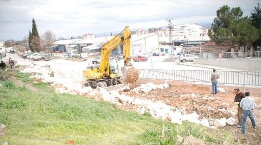 Bilecik Belediyesi'nin K&uuml;&ccedil;&uuml;k Sanayi Sitesi Kavşağındaki Yol Genişletme &Ccedil;alışmaları
