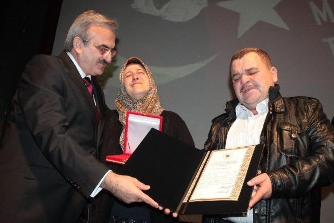 Oğlunun Madalyasını Alan Şehit Annesi Bayıldı