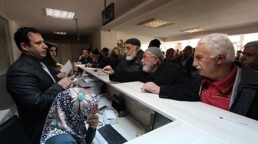 4 G&uuml;nde Bin 400 Vatandaş &Uuml;cretsiz Kart Aldı