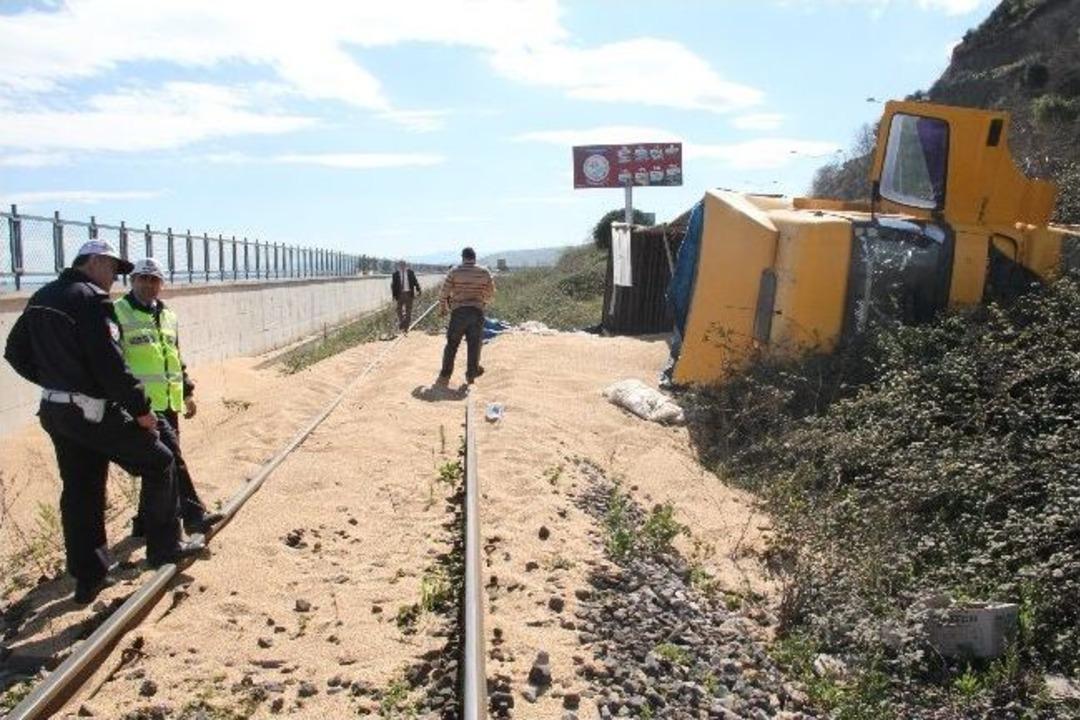 Buğday Y&uuml;kl&uuml; Kamyon Tren Yoluna U&ccedil;tu