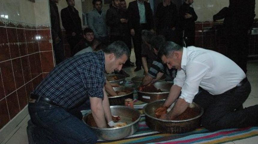 Muhtar Adayı, Bin 500 Se&ccedil;menine &Ccedil;iğk&ouml;fte İkram Etti