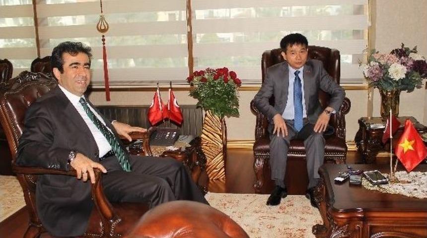 Vietnam B&uuml;y&uuml;kel&ccedil;esi Cuong'dan Vali G&uuml;zeloğlu'na Ziyaret
