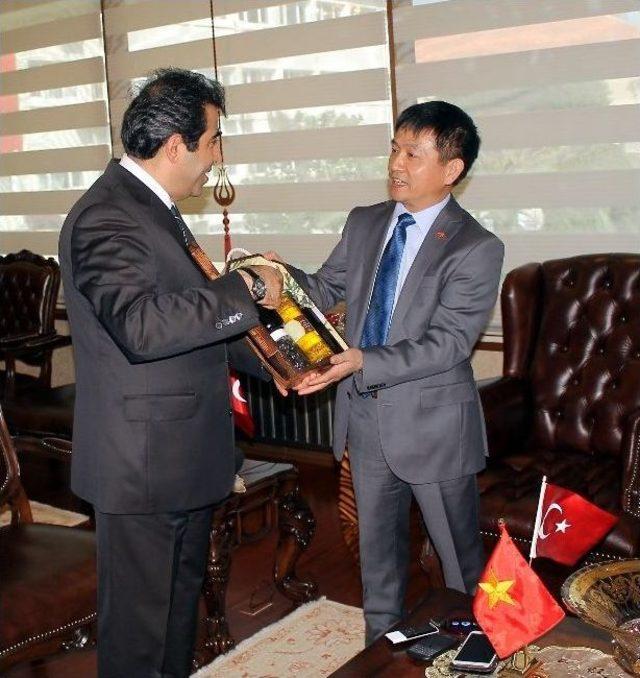 Vietnam B&uuml;y&uuml;kel&ccedil;esi Cuong dan Vali G&uuml;zeloğlu na Ziyaret 1