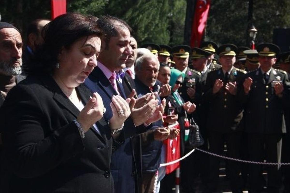 Şehitlikte H&uuml;z&uuml;nl&uuml; Anma