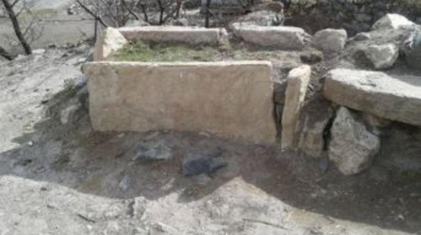 Şehit Mezarı İlgi Bekliyor