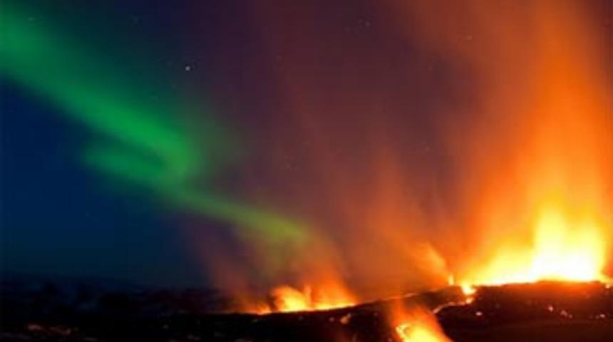 Volkanın &uuml;zerine meteor yağdı