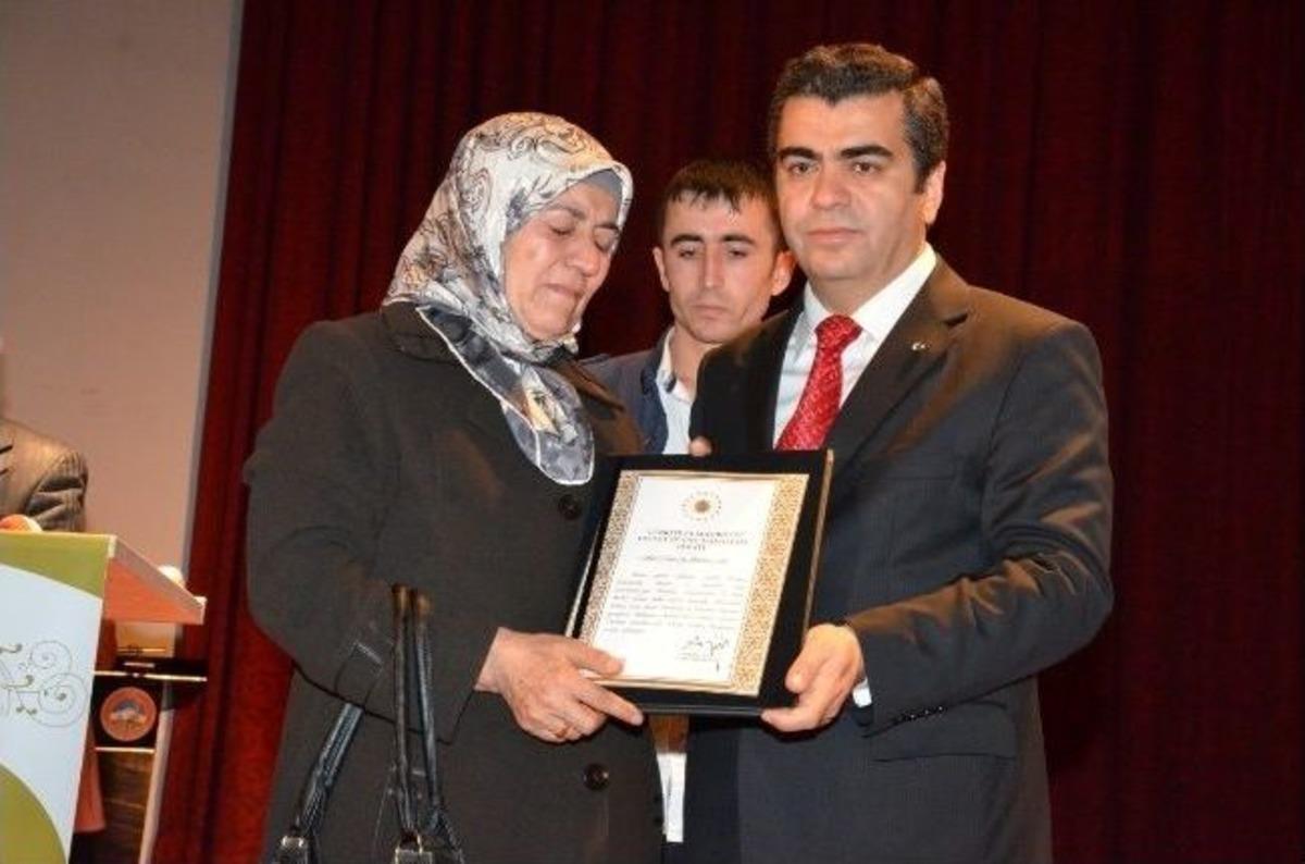 Şehit Ailelerine Devlet &Ouml;v&uuml;n&ccedil; Madalyası Verildi
