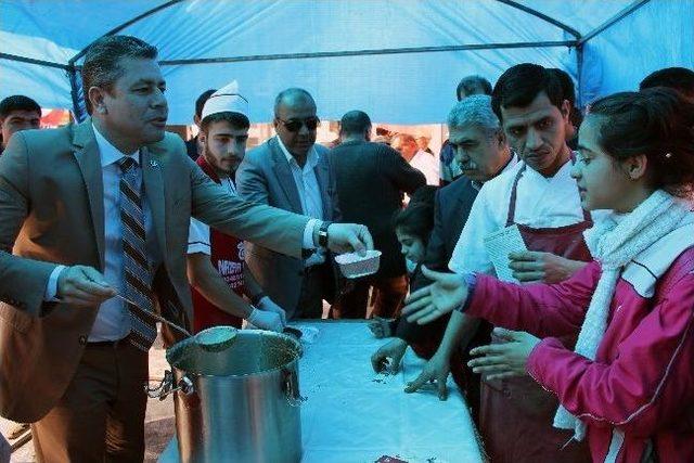 Tekçe, Şehitler Günü Nedeniyle Helva Dağıttı