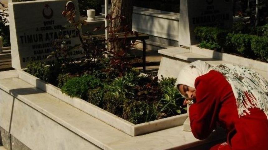 18 Mart Şehitleri Anma G&uuml;n&uuml;nde Aileleri Şehitliğe Akın Etti